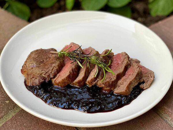 Barcarola - Ростбиф с винно-можжевеловым соусом