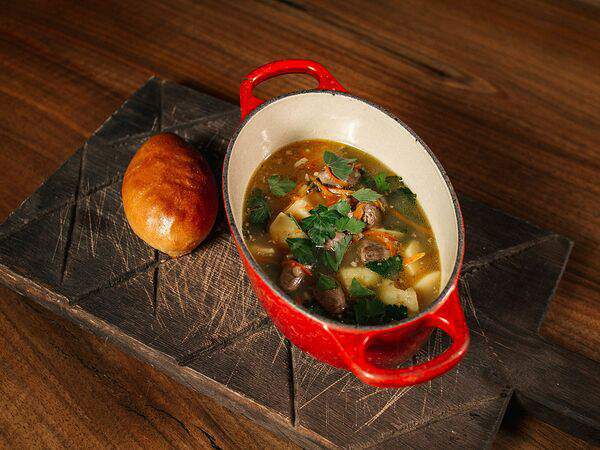 Ресторан Soho - Куриный суп с лапшой и пирожком с капустой, яйцом