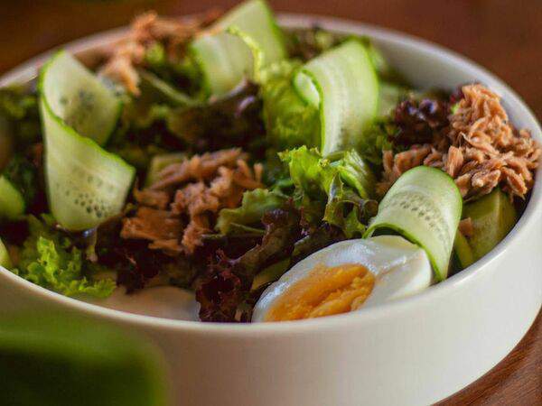 Ресторан 101 - Салат с тунцом, яйцом и огурцом