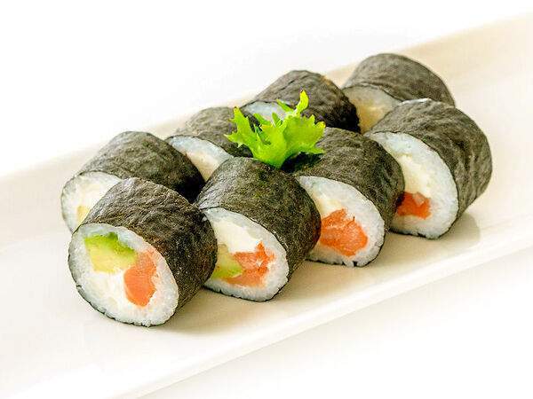 Fusion Sushi - Ролл с копченой форелью и авокадо