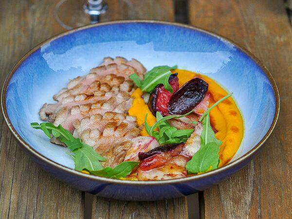 Zoom cafe - Утиная грудка с пюре из моркови и сливой