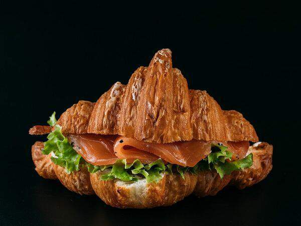 Прага - Круассан с норвежской сёмгой, зеленью и сливочным соусом