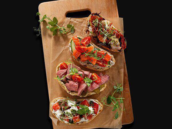 Olster Irish Pub - Брускетта с семгой и соусом Тартар