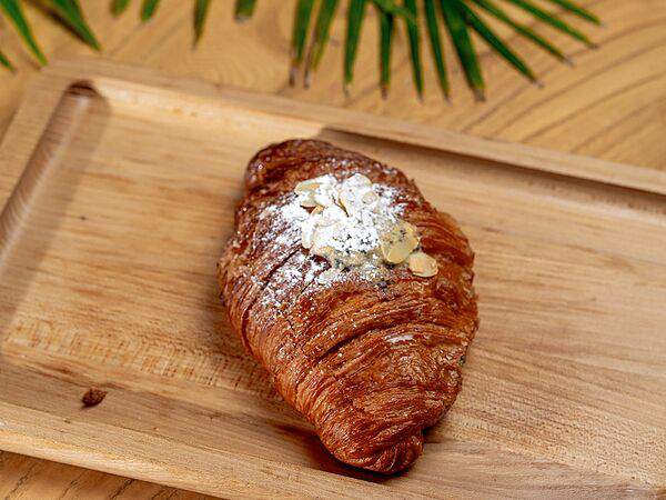 Waves - Круассан с вишней и маковым кремом