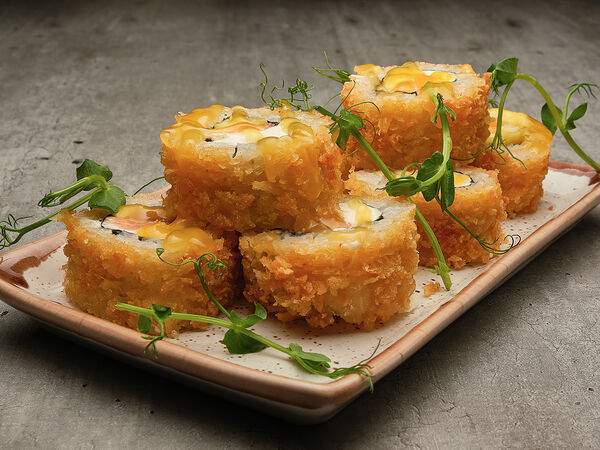 Останемся здесь - Горячий ролл с лососем и манго под цитрусовой заправкой