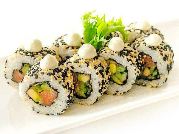 Fusion Sushi - Ролл с копчёной форелью