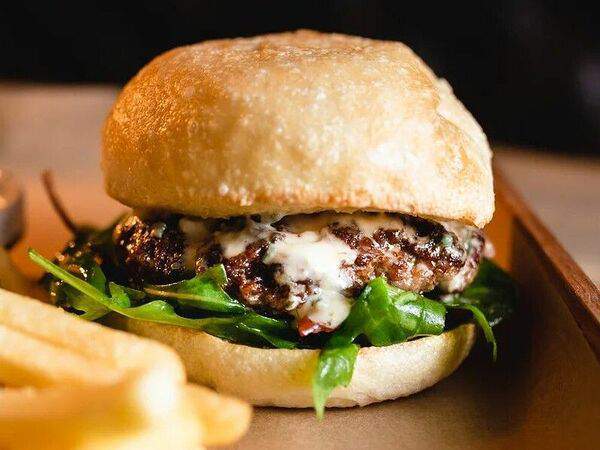 Бурбон стрит бар - Биф бургер с соусом Блю чиз