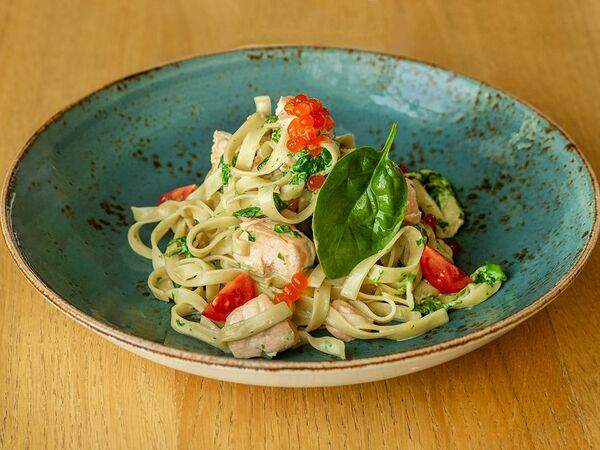 Победа - Тальятелле с лососем и томатами черри в сливочно-шпинатном соусе