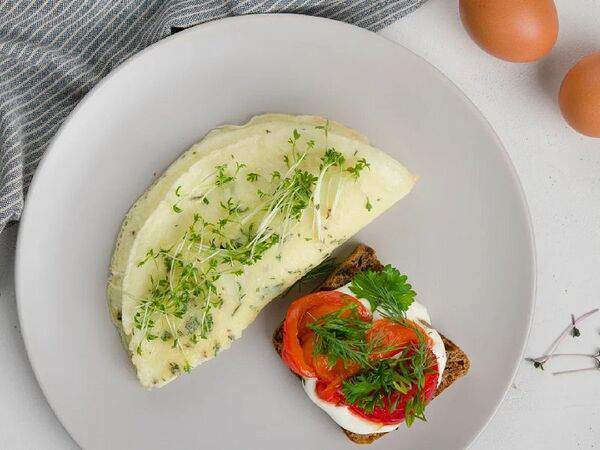 Urban Eda - Омлет с травами и тостом с фетой и маринованным перцем