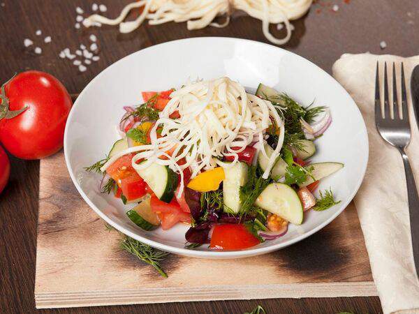 Восточная сказка - Овощной салат с сыром сулугуни