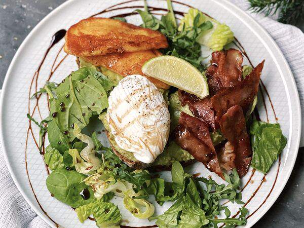 2A Concept. Coffee, Cake & Shop - Авокадо тосты с сыром халуми