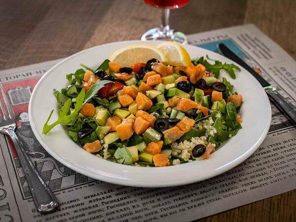 Гостевая изба - Салат с булгуром и слабосолёной форелью