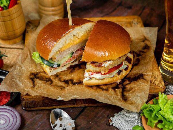 Liga Pub - Сочный бургер с курицей