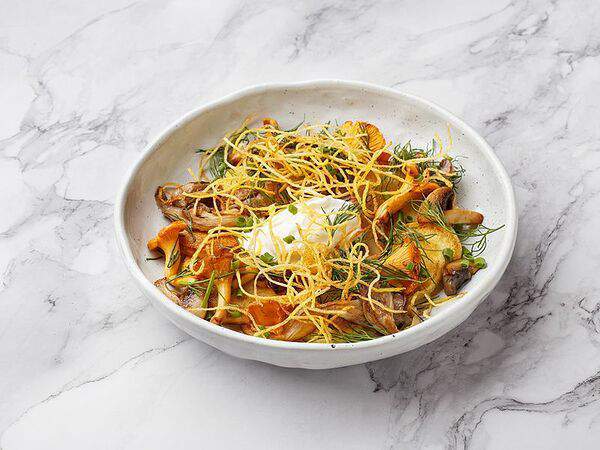 Lobby Bar - Жареный картофель с лисичками и копченой фермерской сметаной