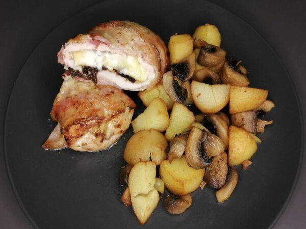 Всем Своим - Куриный рулетик в беконе с черносливом и сыром