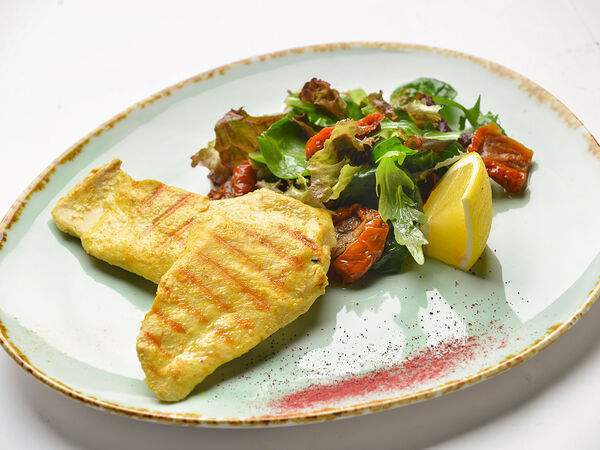 NEKRASOV LOUNGE - Куриное филе с вялеными томатами и микс-салатом