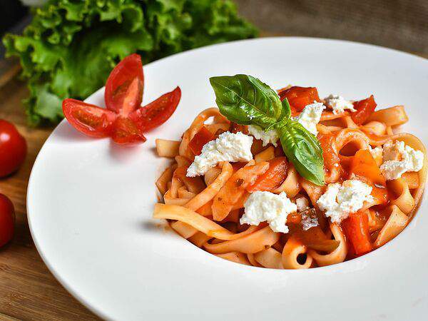 Лопатерия - Феттуччине под соусом сальса