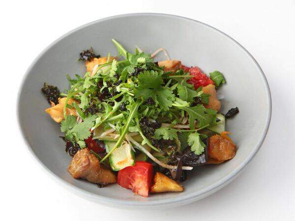 Конфитюр - Салат с мясом рапана, древесными грибами и свежими овощами в азиатском соусе