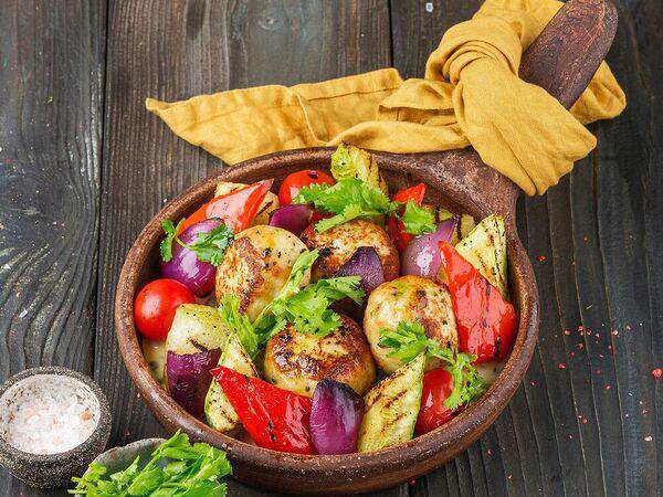 Мамалыга Бар - Котлеты из индейки с овощами гриль в сливочном соусе