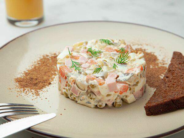 Вкусняхи - Оливье с колбасой