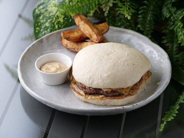 Dong po - Трюфельный Бао-бургер с мраморной говядиной и картофельными дольками