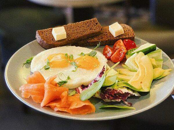 Formula coffee - Глазунья с лососем и авокадо