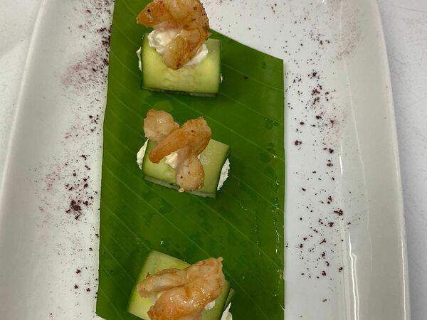 Elefant - Ролл из свежего огурца с мягким сыром на банановом листе