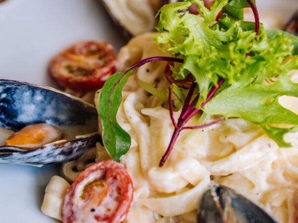 Столыпинъ - Семга под сливочным соусом с грибами