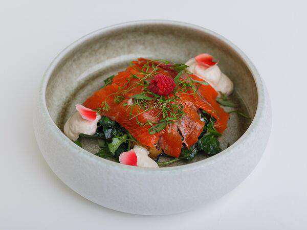 Глупый француз - Семга гравлакс с молодым картофелем и малиной под сливочным муссом