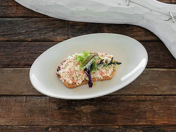 Гастробар Море - Брускетта с крабом и авокадо