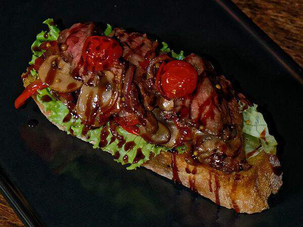 Harley Bar & Grill - Брускетта с ростбифом