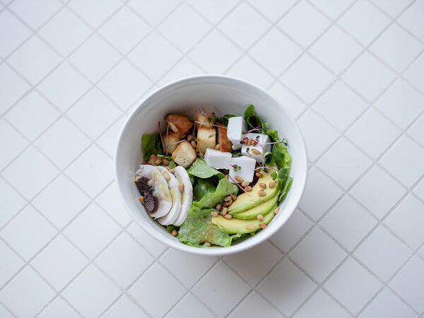 Plants & Friends - Салат-боул с веган моцареллой, авокадо, свежими шампиньонами и хрустящими гренками