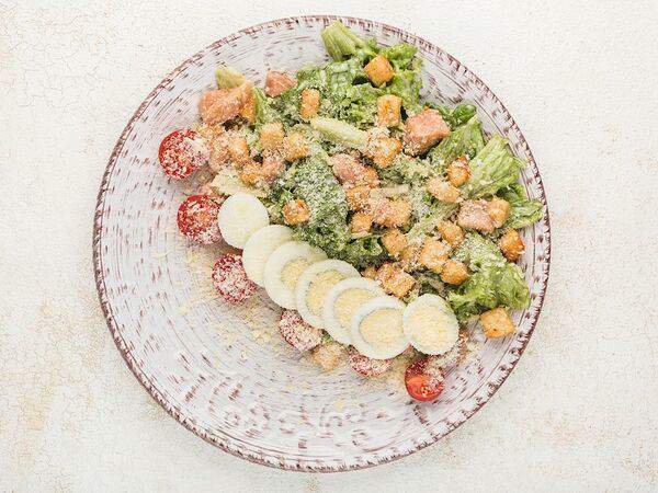 Сгущенка - Цезарь с копченым лососем