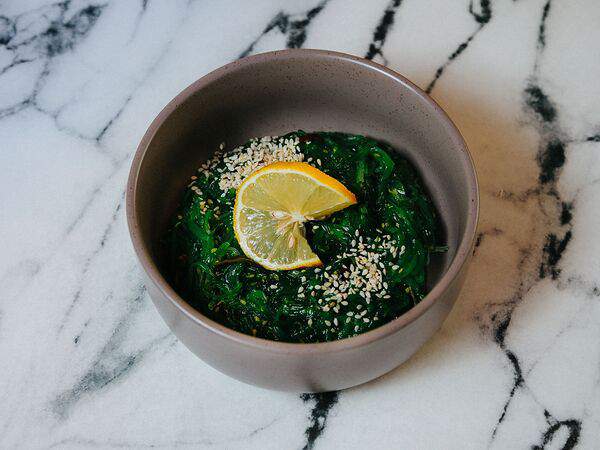 Роллы на районе - Салат чука с ореховым соусом и долькой лимона