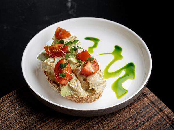 Мона - Тост с крабом и авокадо