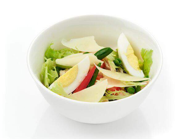 Ближе к делу - Салат с копченой курицей, стручковой фасолью и сыром Пармезан