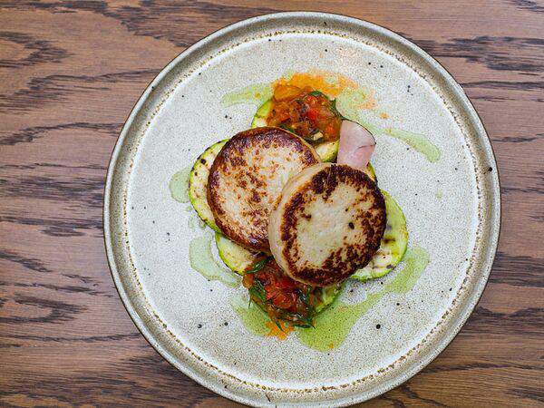 Столица деревень - Котлетки из щуки с цукини на гриле с соусом из печеных помидор и каперсов