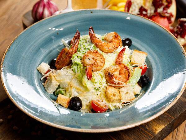 Мангал & гриль - Цезарь с креветками гриль