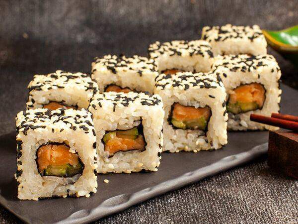 Большие Тарелки - Калифорния с лососем в кунжуте