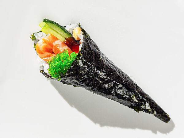 Урюк - Хенд ролл лосось