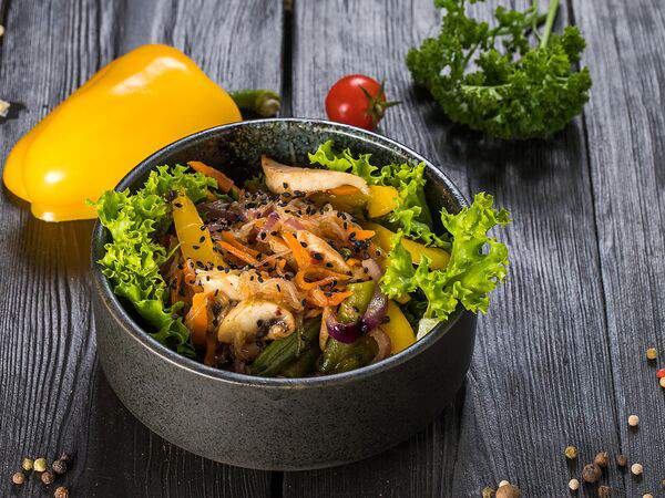 Хлебные истории - Теплый салат с курицей, рисовой лапшой и овощами