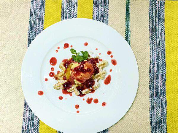 Хата - Вафля с Абрикосовым джемом и Мороженым