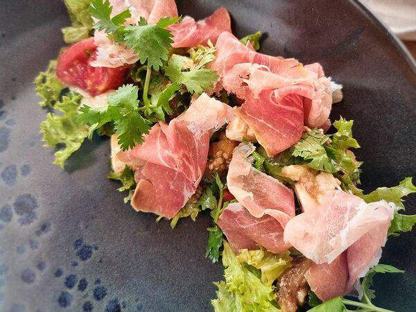 Кафе Маруся - Салат с прошутто и баклажанами