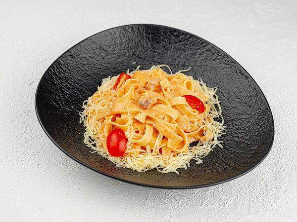 BBQ & Burgers - Феттуччине с белой рыбой в сливочно-томатном соусе