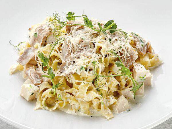 Эй, Джованни! - Феттуччине с курицей, грибами и шпинатом в сливочном соусе