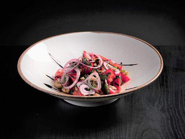 Amaris - Салат с розовыми томатами и кинзой