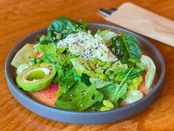 Мясо и вино - Зеленый салат с авокадо и страчателлой