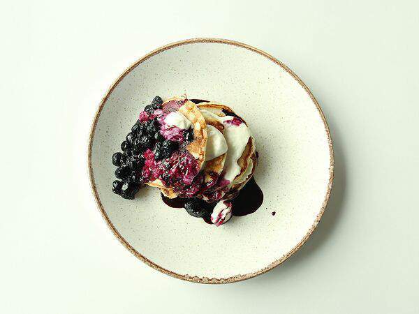 G52 - Оладьи с вареньем из черники и кремом