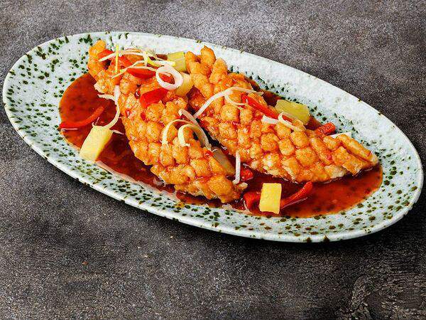 Sushi & More - Судак с брокколи, паприкой и черными грибами