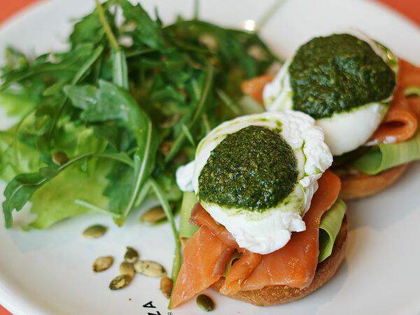 Zanoza Open Bar - Яйца пашот с лососем